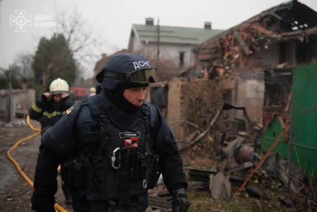 У Києві рятувальники завершили рятувальні роботи після удару рф