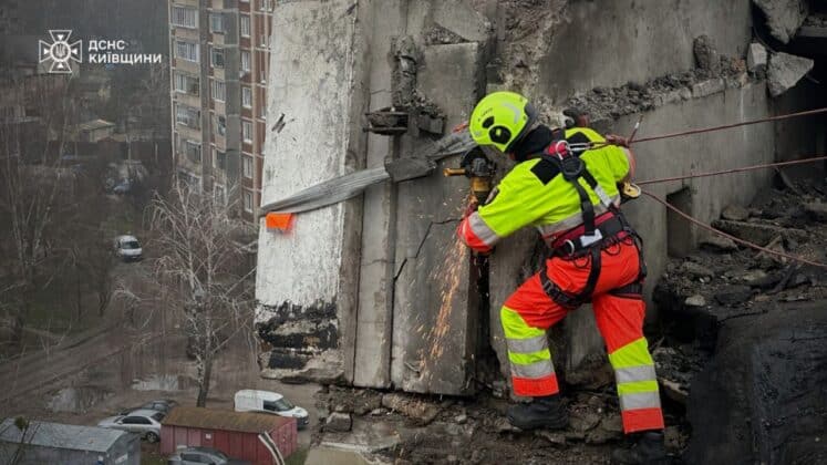 У Києві рятувальники завершили рятувальні роботи після удару рф