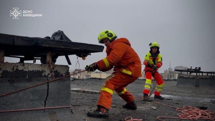 У Києві рятувальники завершили рятувальні роботи після удару рф