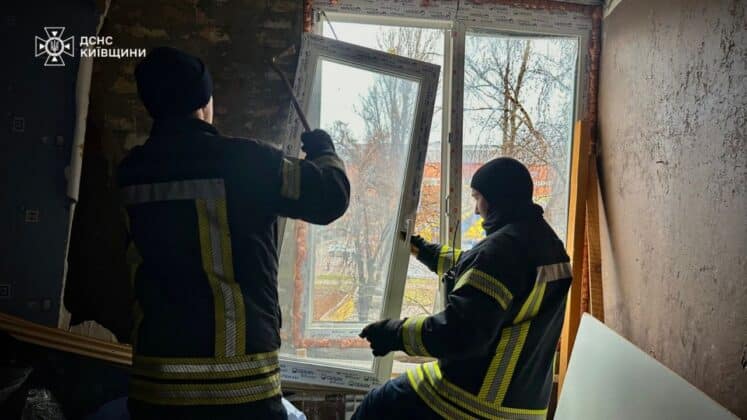 У Києві рятувальники завершили рятувальні роботи після удару рф