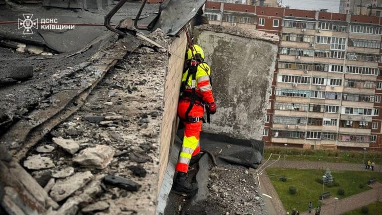 У Києві рятувальники завершили рятувальні роботи після удару рф