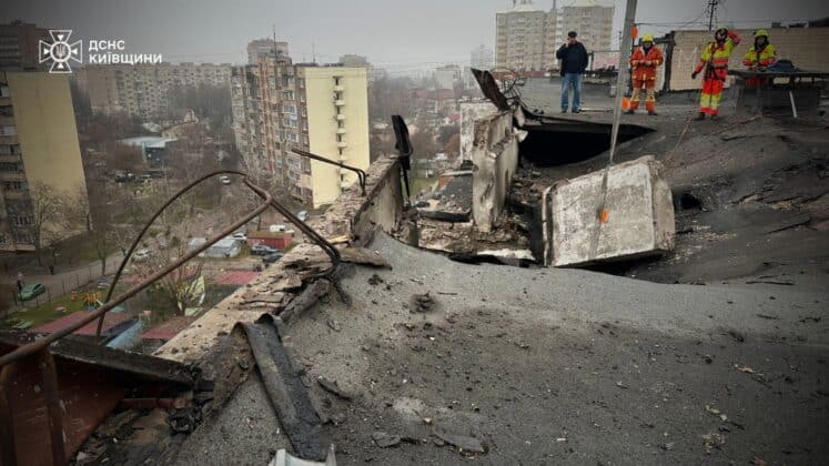 У Києві рятувальники завершили рятувальні роботи після удару рф