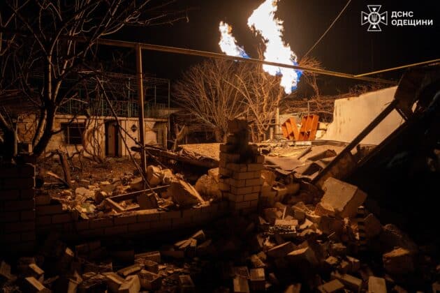 Нічна атака на Одещину: уламки дронів зруйнували житло