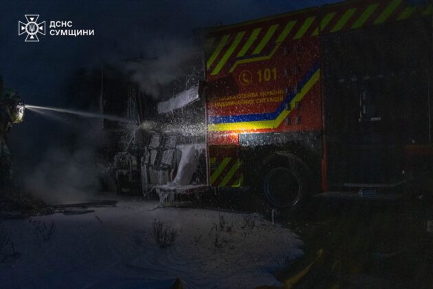 У Сумах росіни знищили дроном пожежний автомобіль
