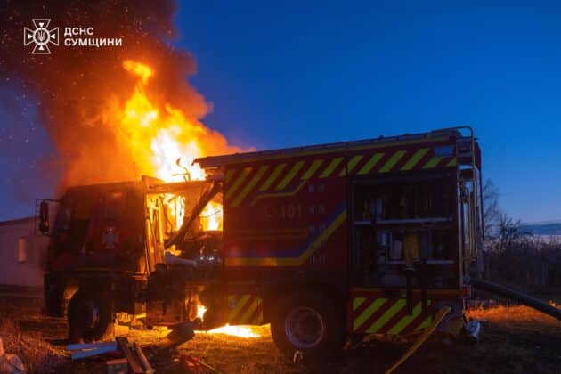 У Сумах росіни знищили дроном пожежний автомобіль