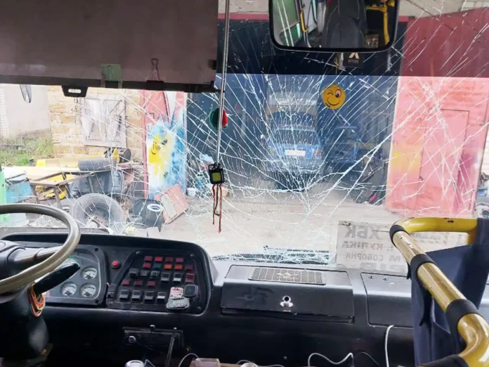 Дрон рф ударив по маршрутці у Херсоні — постраждала дитина