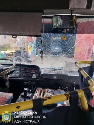 Дрон рф ударив по маршрутці у Херсоні — постраждала дитина