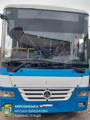 Дрон рф ударив по маршрутці у Херсоні — постраждала дитина