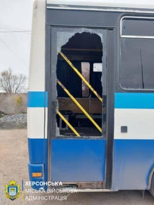 Дрон рф ударив по маршрутці у Херсоні — постраждала дитина