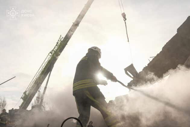 Наслідки нічної атаки Києва: руйнування, жертви та рятувальні роботи