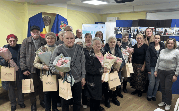 Літні переселенці Луганщини отримали ще 50 смартфонів