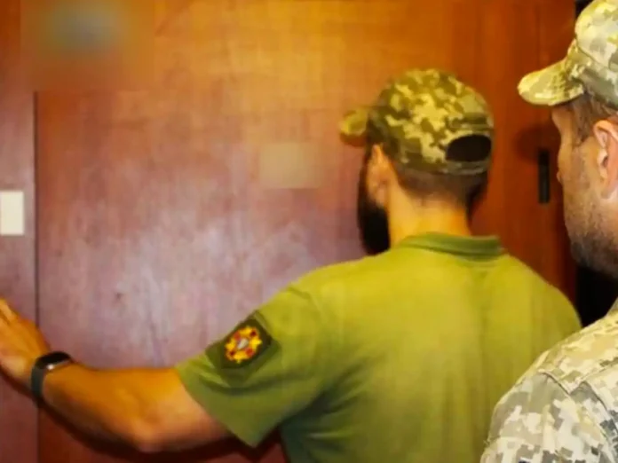 У ТЦК Дніпра чоловік стікав кров’ю у вбиральні