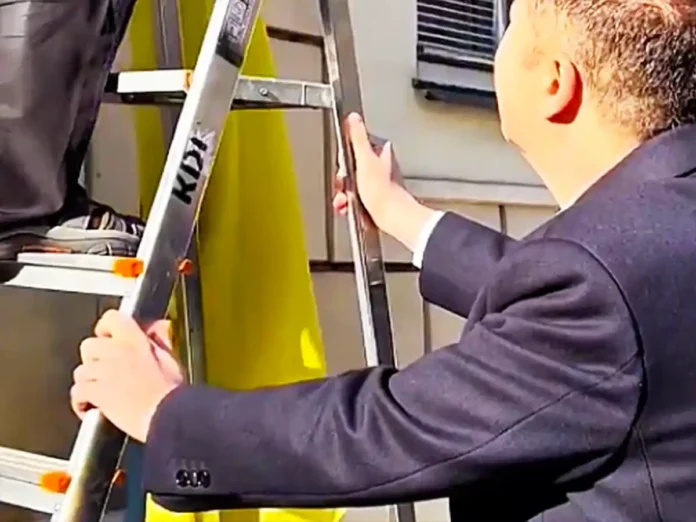 Посол України в Чехії про зняття українського прапора