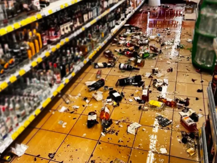 У київському магазині п’яний чоловік влаштував погром