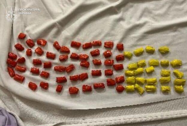 Мати використовувала доньку для розповсюдження наркотиків