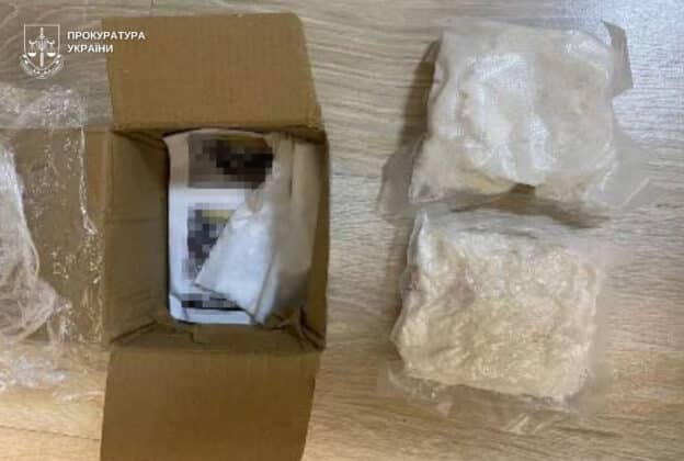 Мати використовувала доньку для розповсюдження наркотиків