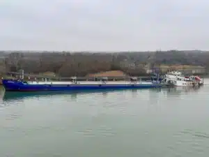 Пошкоджений атакою БпЛА танкер рф у Ростові майже пішов під воду