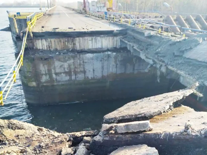 Печенізька гребля: росіяни вдарили по дамбі, рух повністю зупинено