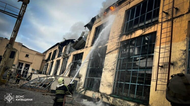 Удари по Київщині: російська атака зруйнувала вокзал у Фастові_014