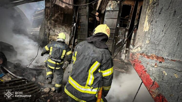 Удари по Київщині: російська атака зруйнувала вокзал у Фастові_013