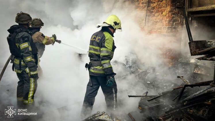 Удари по Київщині: російська атака зруйнувала вокзал у Фастові_012