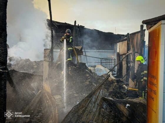 Удари по Київщині: російська атака зруйнувала вокзал у Фастові_018