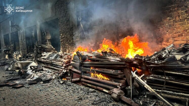 Удари по Київщині: російська атака зруйнувала вокзал у Фастові_016