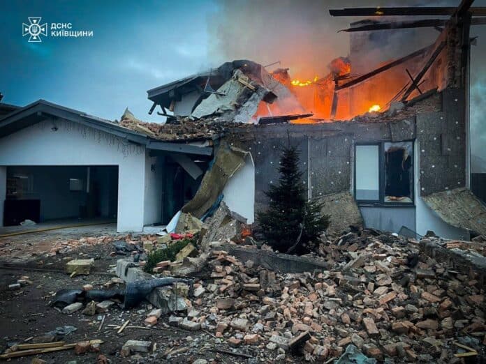 Наслідки атаки рф на Київщину: пожежі, руйнування, є поранені