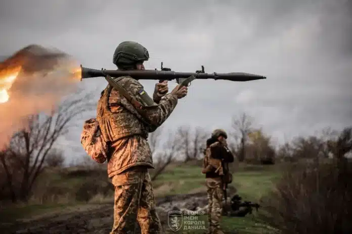 На фронті відбулось 93 бойові зіткнення: на яких напрямках ворог діє найактивніше