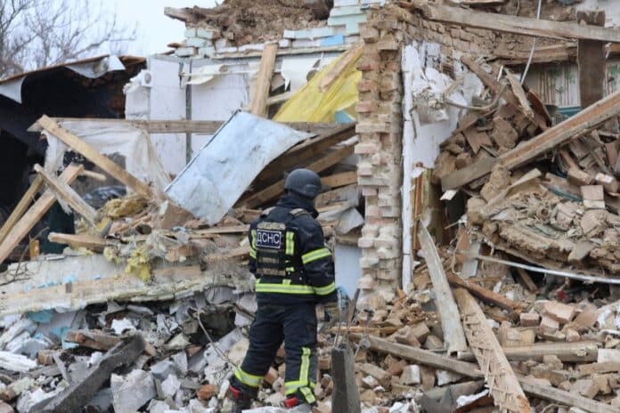 Наслідки ракетної атаки на Умань: працюють екстрені служби