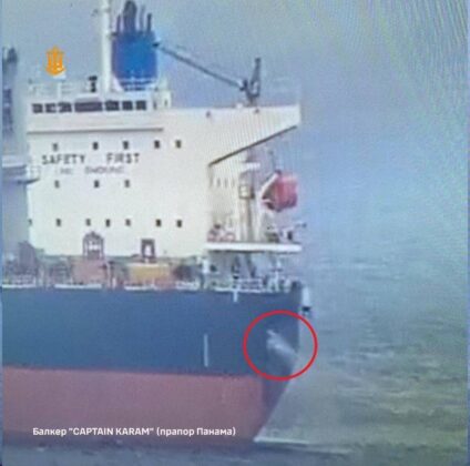 росія атакувала цивільні судна в Чорному морі &mdash; ВМС України 01