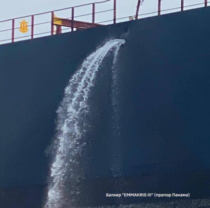 росія атакувала цивільні судна в Чорному морі &mdash; ВМС України 02