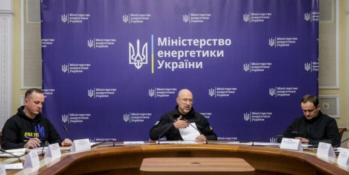 Шмигаль доручив прискорити відновлення світла і тепла у столиці та області