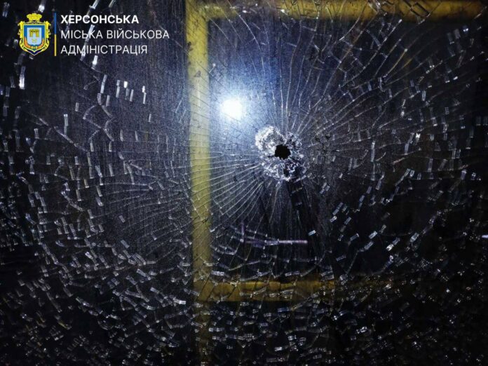 Окупанти вдарили по громадському транспорту в Херсоні 03