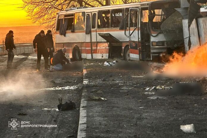 росіяни вдарили дроном по автобусу шахтарів: загинули 15 людей 02