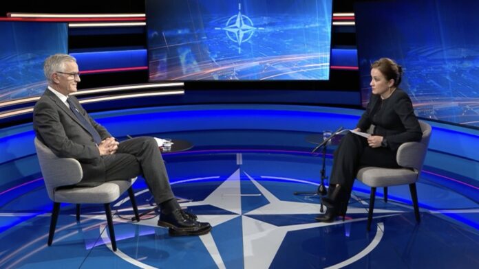 Пірс Казалет, директор НАТО з питань оборонної та безпекової співпраці, спілкується з головною редакторкою Independence Avenue Media Ією Меурмішвілі в штаб-квартирі НАТО в Брюсселі, 3 лютого 2026 року.