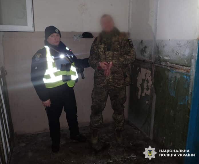 Затримано військового, який напав із ножем на двох киян