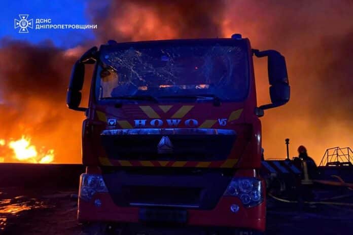На Дніпропетровщині під час ліквідації наслідків удару обстріляли ДСНС 02
