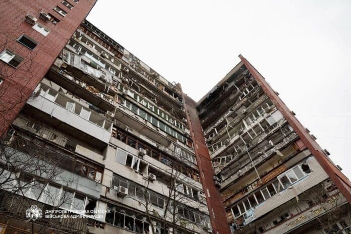 Атака на Дніпро: пошкоджено багатоповерхівку, багато поранених 020