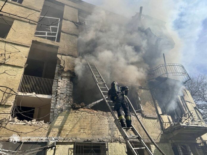 Дніпро атакували дрони: «шахед» влучив у житловий будинок 04