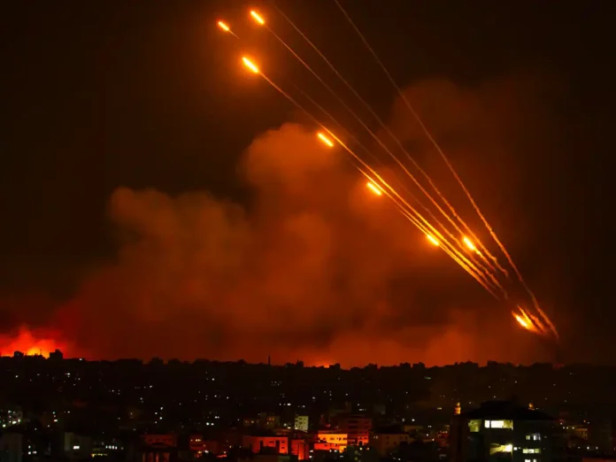 Іран випустив три хвилі ракет по Ізраїлю: сирени лунали в Єрусалимі та Тель-Авіві