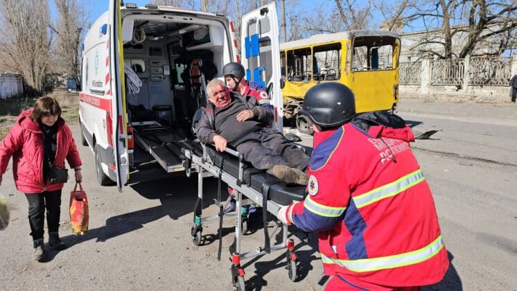 Дрон рф атакував маршрутку в Херсоні: десятки постраждалих 012