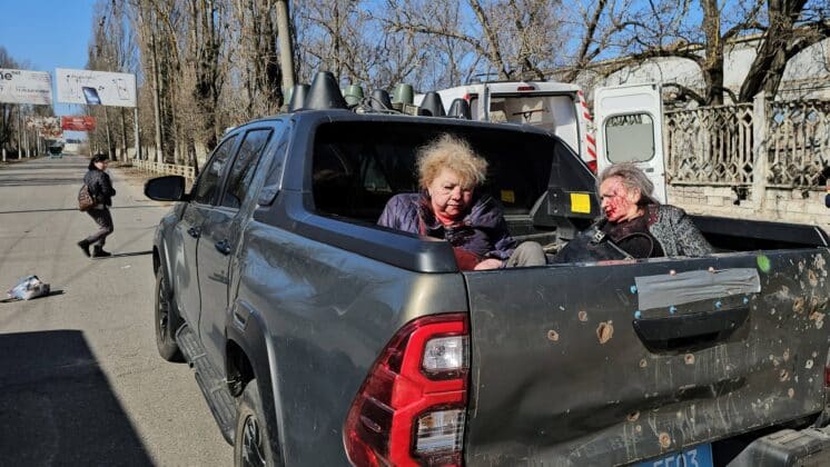 Дрон рф атакував маршрутку в Херсоні: десятки постраждалих 011