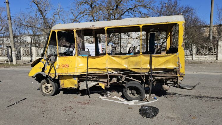 Дрон рф атакував маршрутку в Херсоні: десятки постраждалих 010