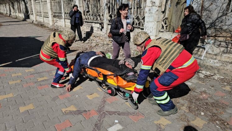 Дрон рф атакував маршрутку в Херсоні: десятки постраждалих 09