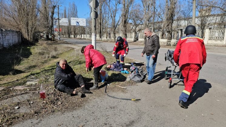 Дрон рф атакував маршрутку в Херсоні: десятки постраждалих 08