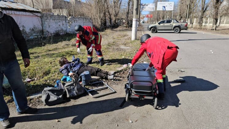 Дрон рф атакував маршрутку в Херсоні: десятки постраждалих 06