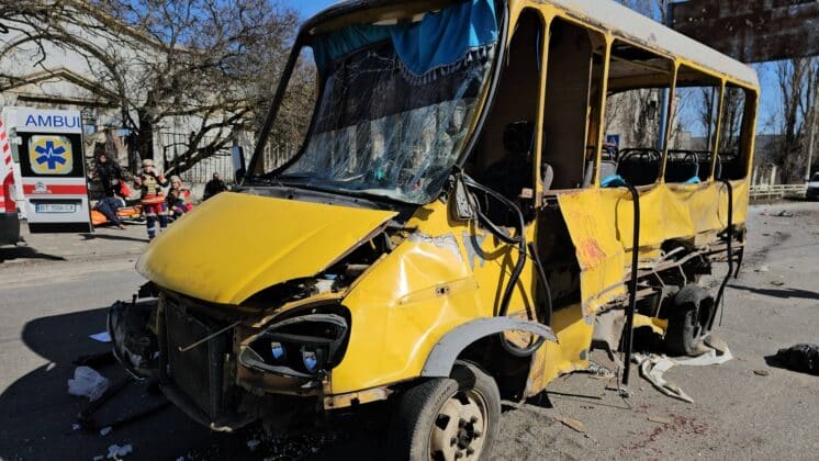 Дрон рф атакував маршрутку в Херсоні: десятки постраждалих 05