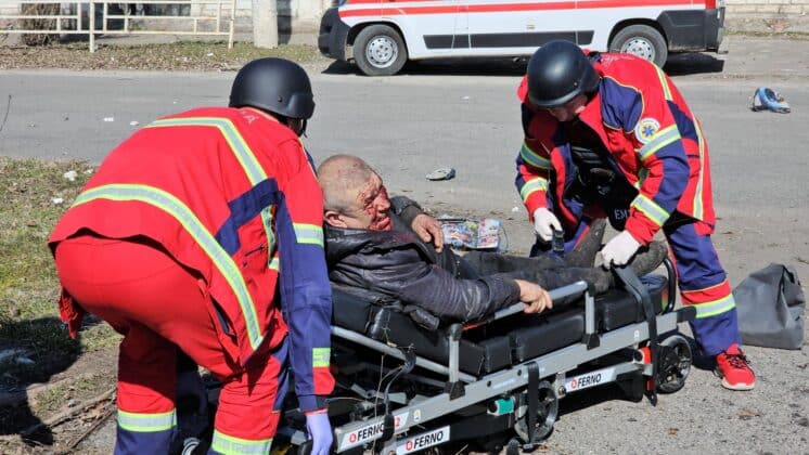 Дрон рф атакував маршрутку в Херсоні: десятки постраждалих 04