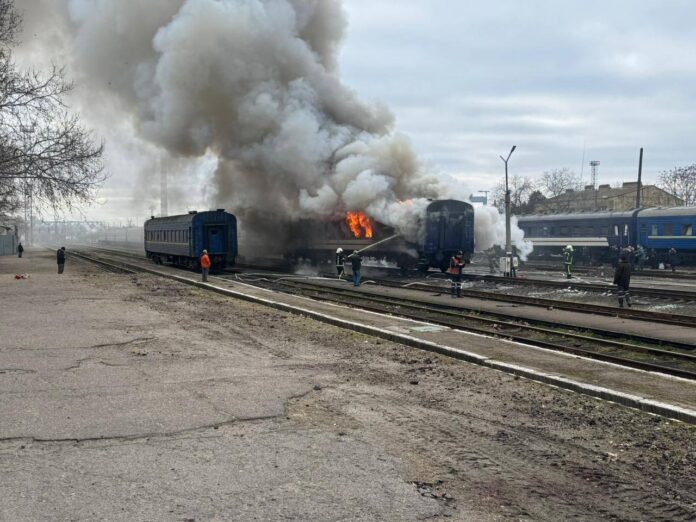 Безпілотник рф атакував потяг у Миколаєві